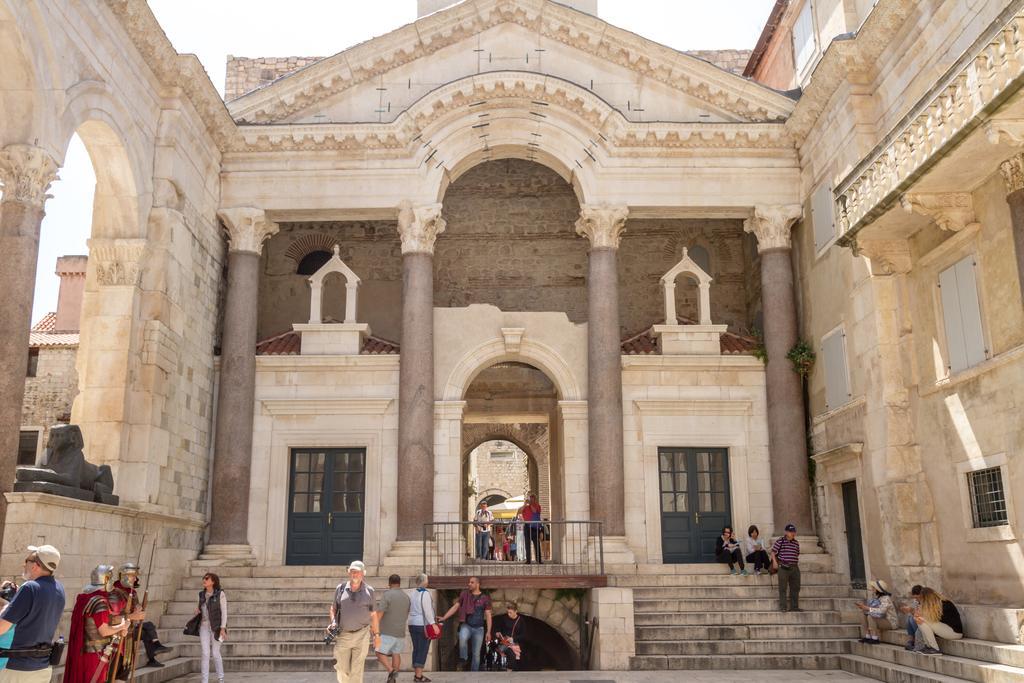 First Vestibul Split Exterior foto